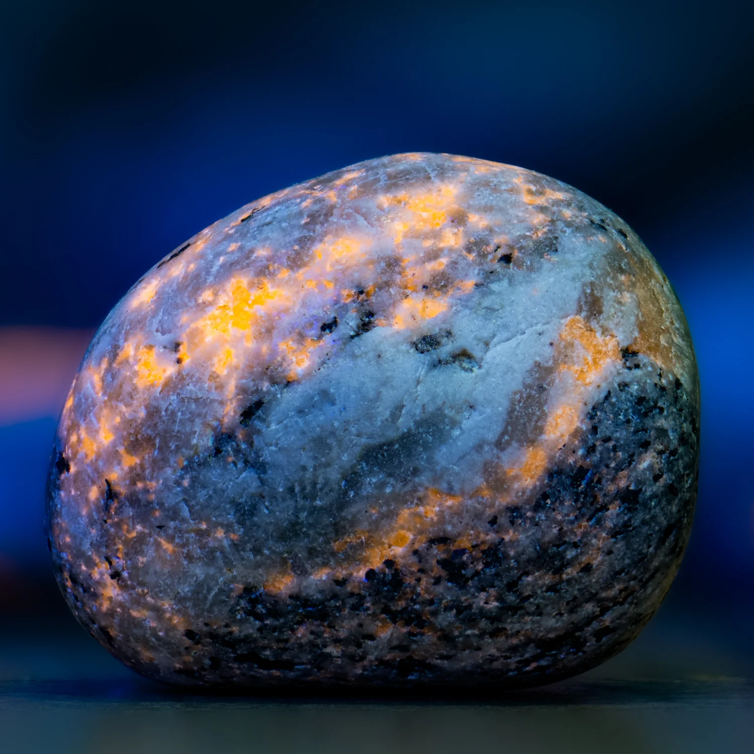 Fun-Sized Syenite - UV Glow Rock - Image 2