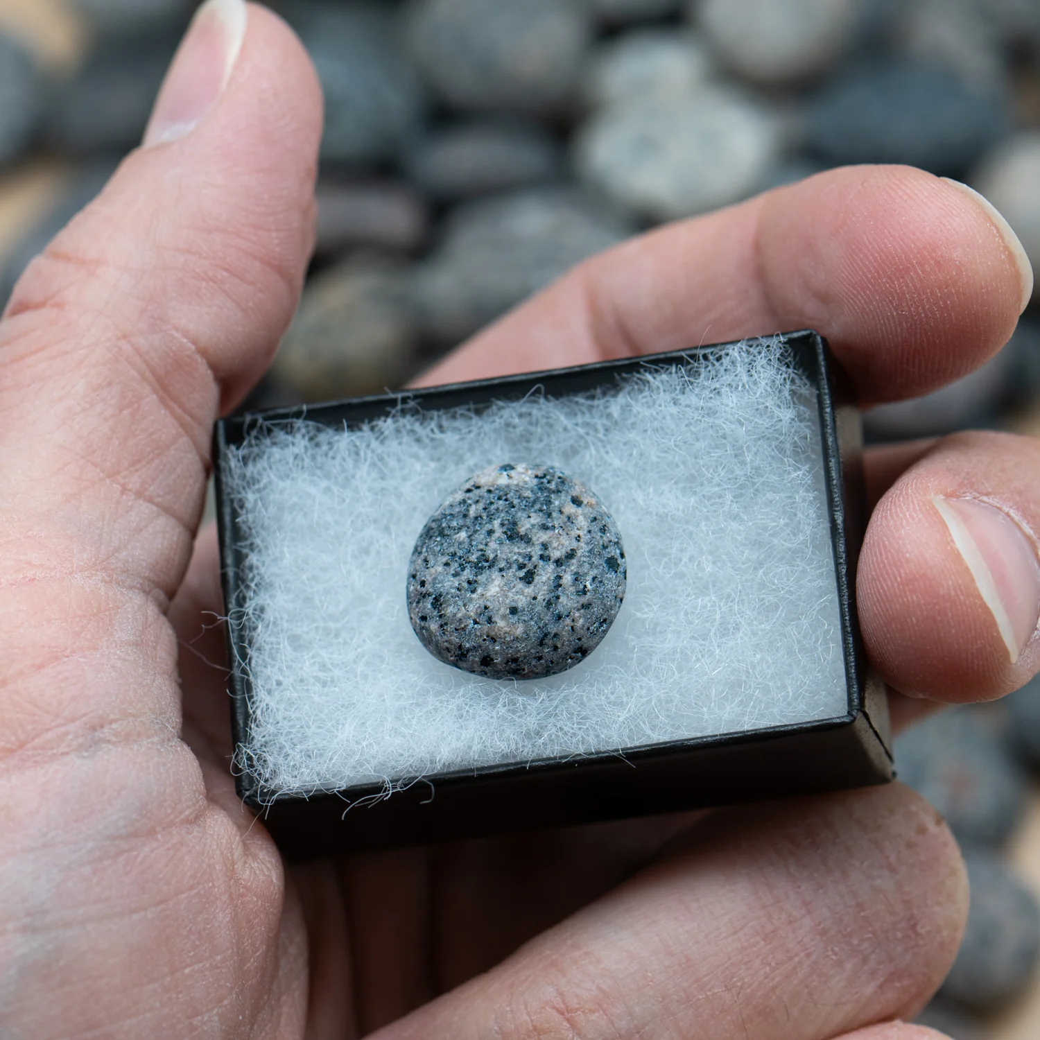Fun-Sized Syenite - UV Glow Rock - Image 4