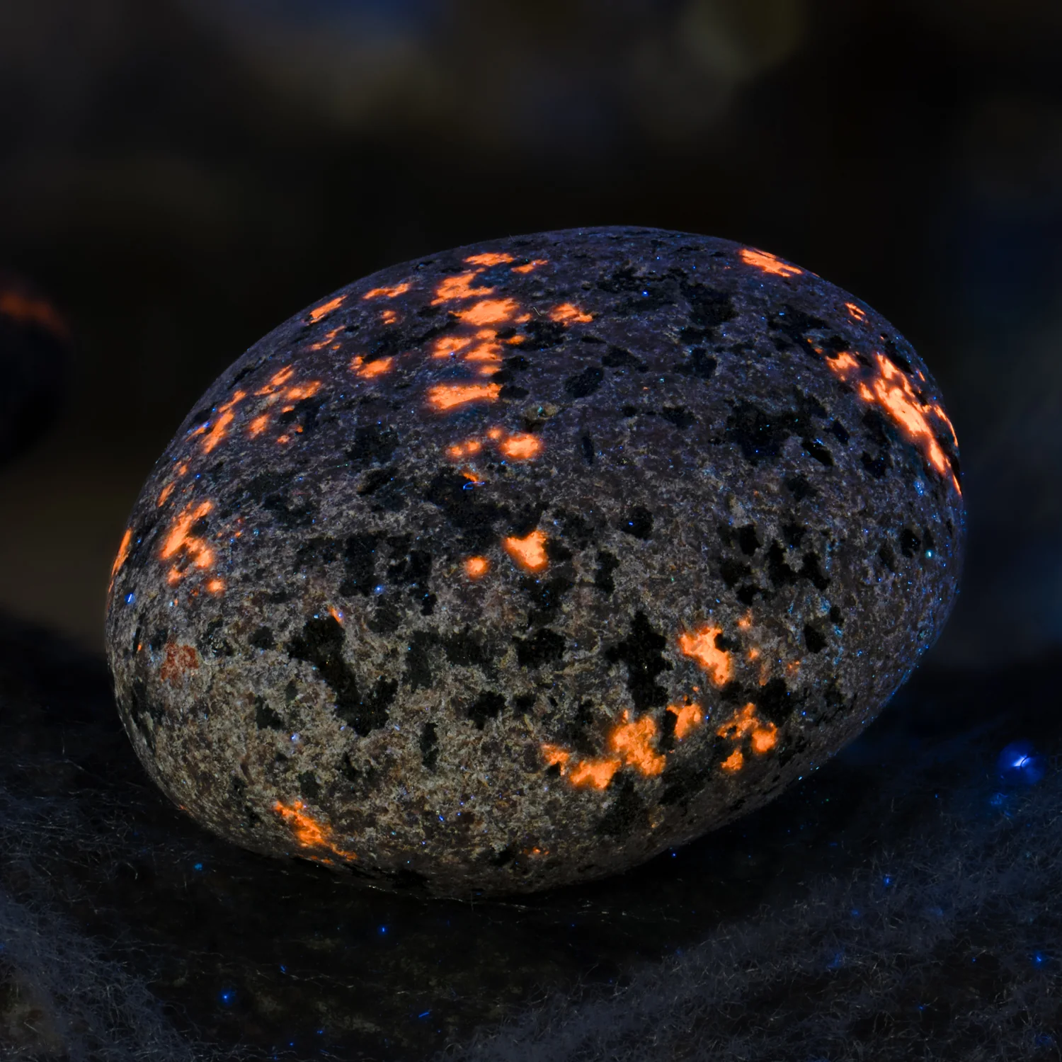 Shining Syenite - UV Glow Rocks - Image 2