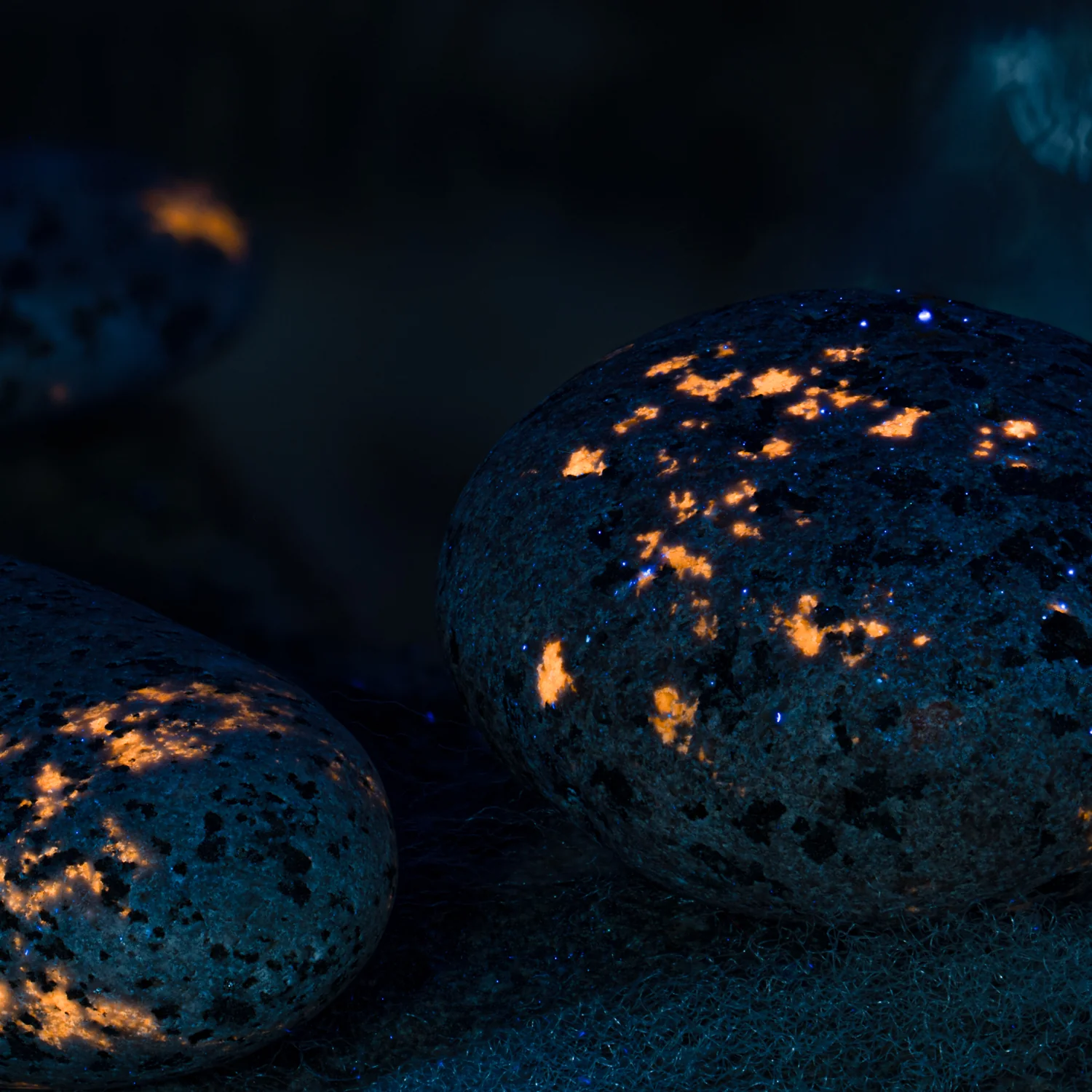 Shining Syenite - UV Glow Rocks - Image 6