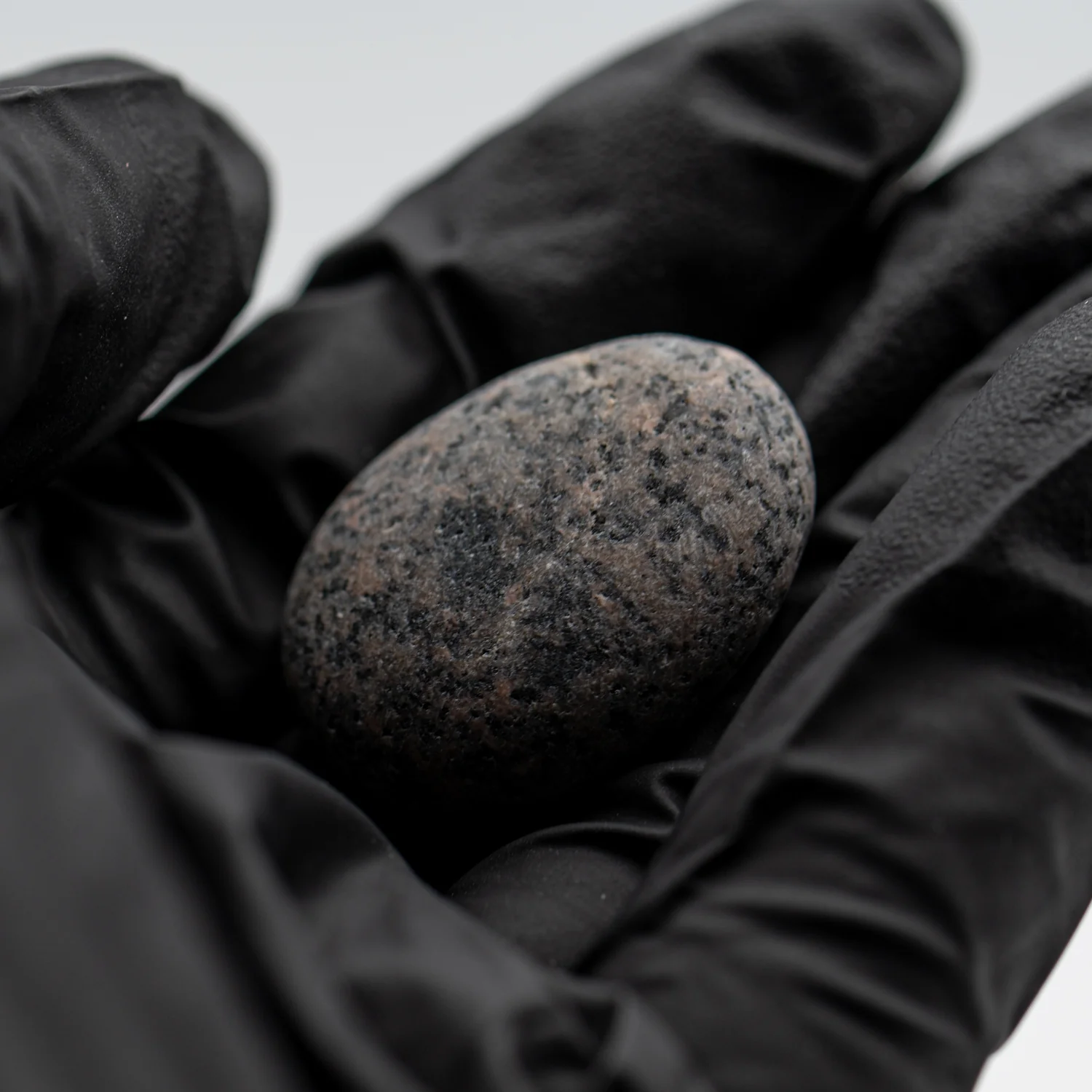 Shining Syenite - UV Glow Rocks - Image 8