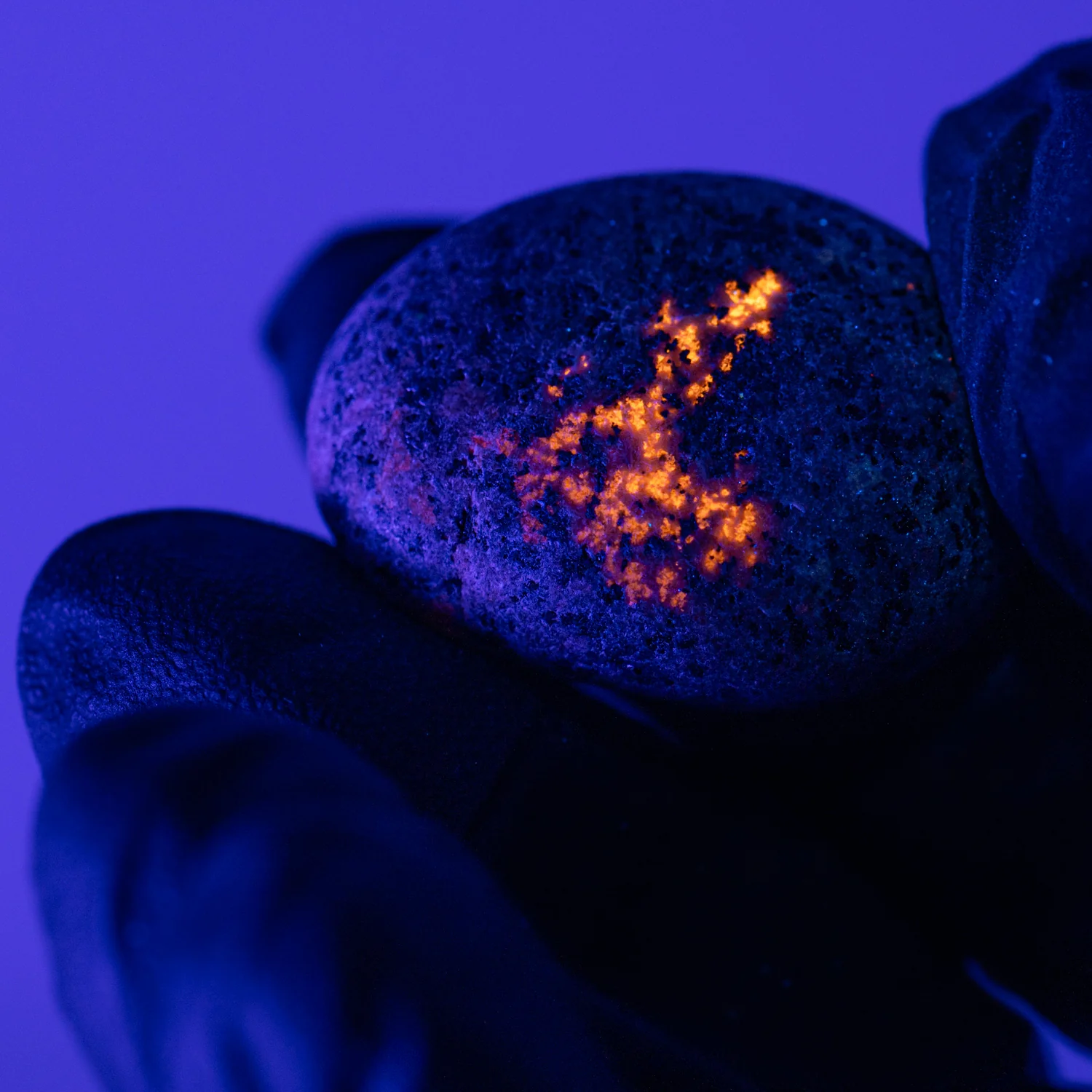 Shining Syenite - UV Glow Rocks - Image 9
